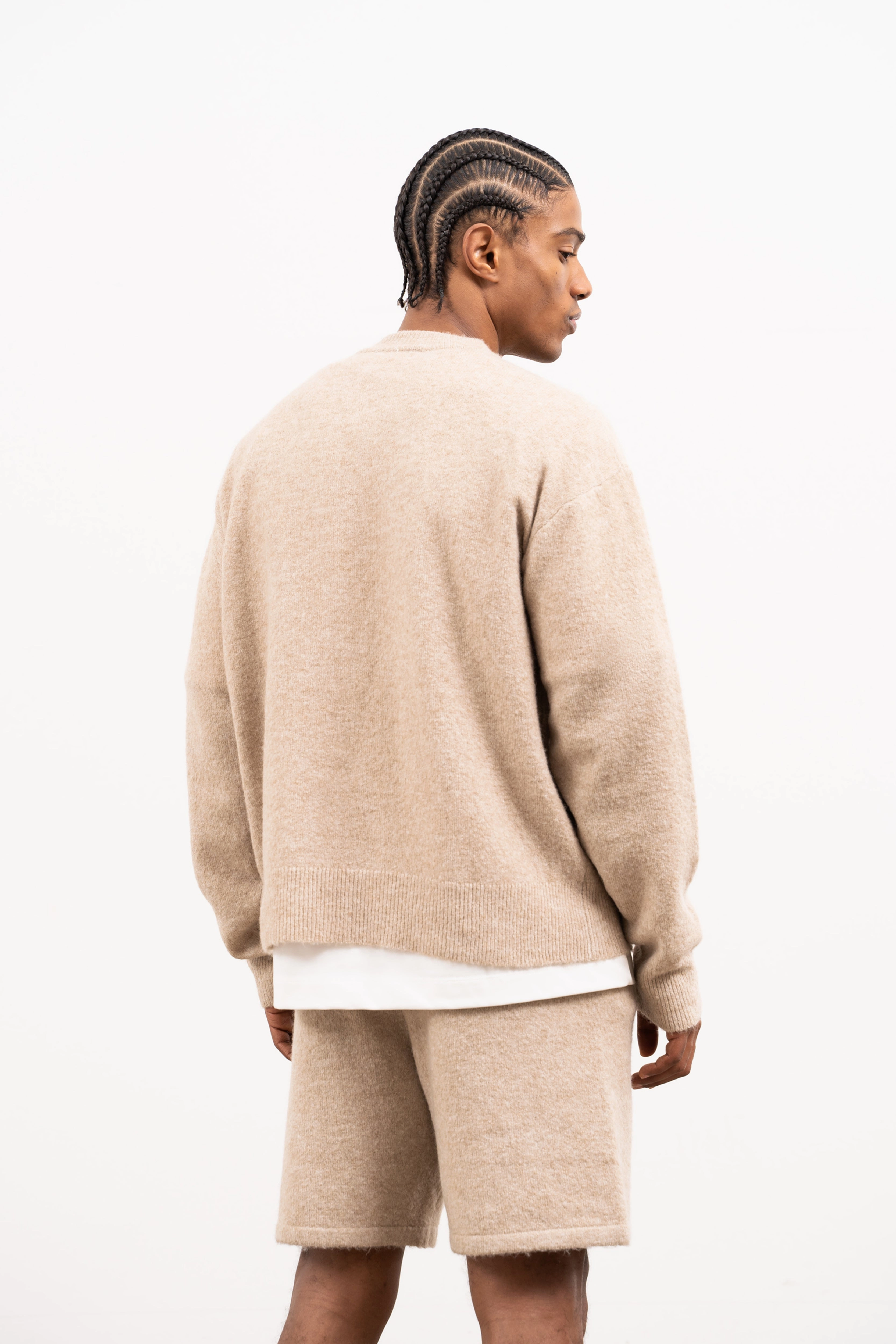 LIGHTWEIGHT FLUFFY KNIT EMBLEM CREW - BEIGE